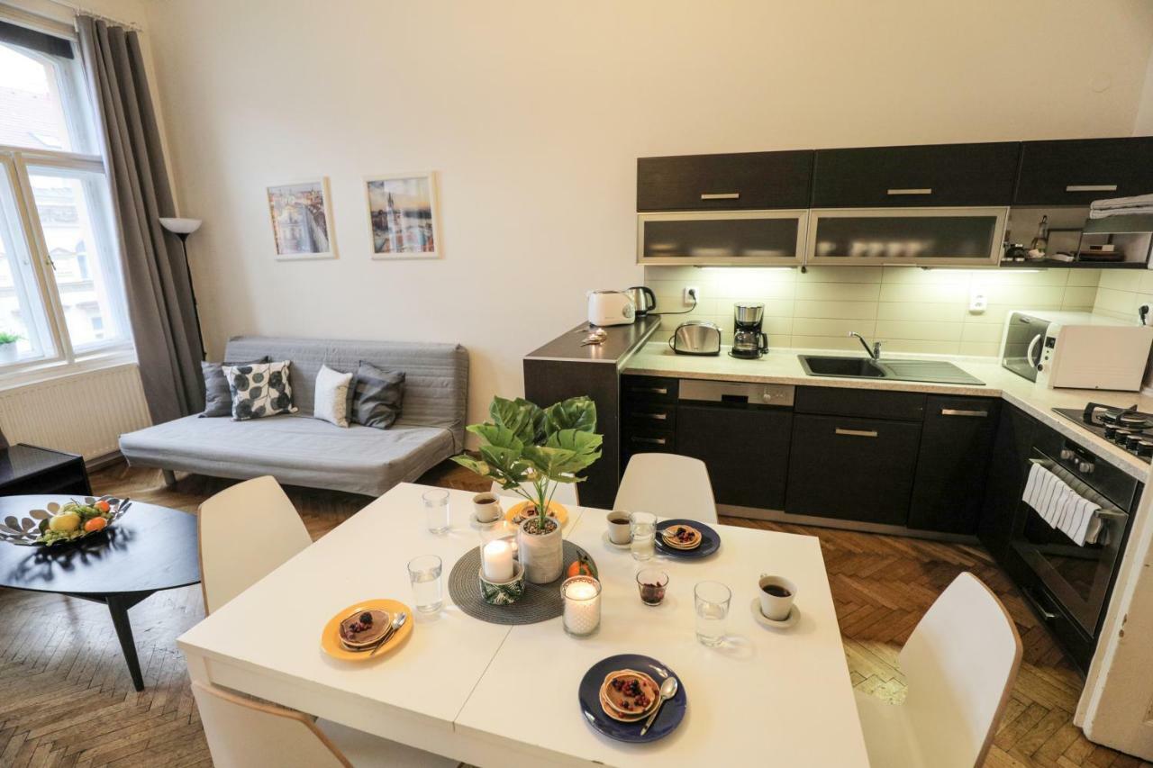 Apartments In Mala Strana - 10 Minutes From Charles Bridge Praga Exterior foto